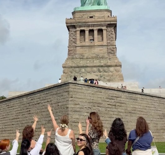 Viajeras frente a la Estatua de la Libertad